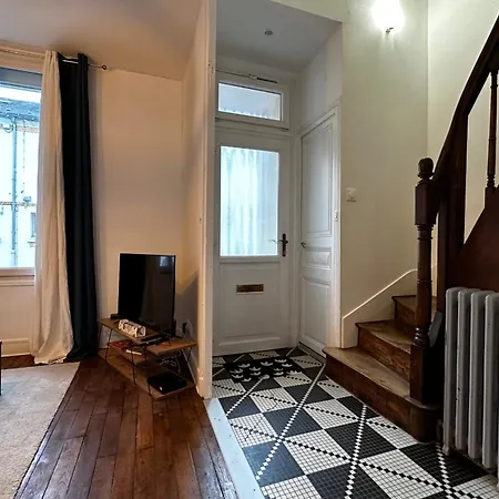 Small House On 2 Levels Near The Heart Of Town And Its Interior Terraces *
