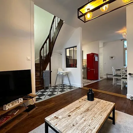 Hébergement de vacances Small House On 2 Levels Near The Heart Of Town And Its Interior Terraces