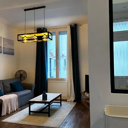 Hébergement de vacances Small House On 2 Levels Near The Heart Of Town And Its Interior Terraces *