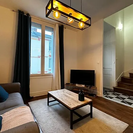 Hébergement de vacances Small House On 2 Levels Near The Heart Of Town And Its Interior Terraces
