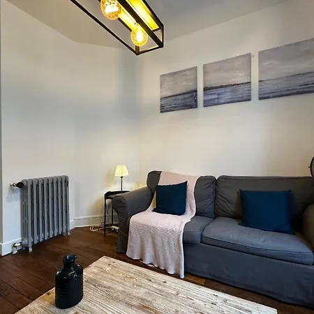 Hébergement de vacances Small House On 2 Levels Near The Heart Of Town And Its Interior Terraces