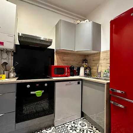 Hébergement de vacances Small House On 2 Levels Near The Heart Of Town And Its Interior Terraces *