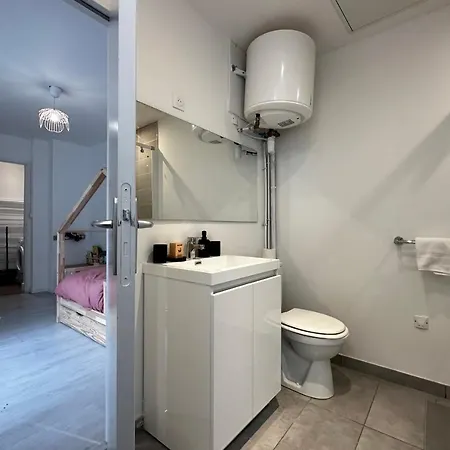 Small House On 2 Levels Near The Heart Of Town And Its Interior Terraces * Tours