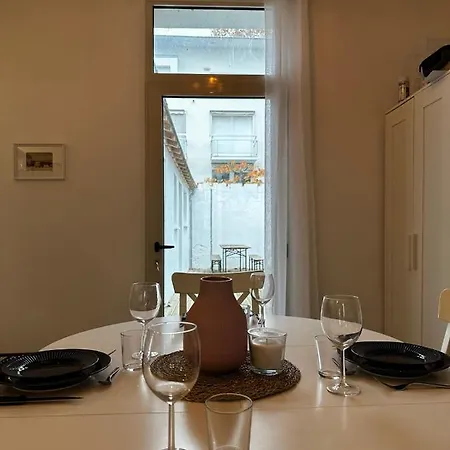 Hébergement de vacances Small House On 2 Levels Near The Heart Of Town And Its Interior Terraces