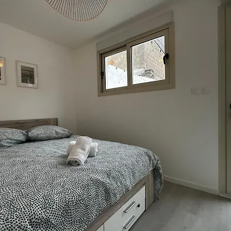 Small House On 2 Levels Near The Heart Of Town And Its Interior Terraces * Tours