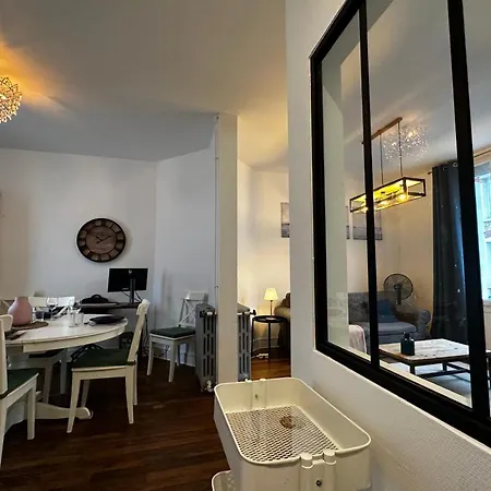 Hébergement de vacances Small House On 2 Levels Near The Heart Of Town And Its Interior Terraces