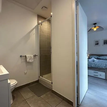 Hébergement de vacances Small House On 2 Levels Near The Heart Of Town And Its Interior Terraces