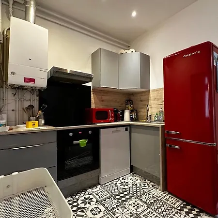 Small House On 2 Levels Near The Heart Of Town And Its Interior Terraces * Tours