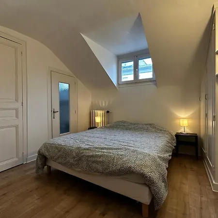 Hébergement de vacances Small House On 2 Levels Near The Heart Of Town And Its Interior Terraces *