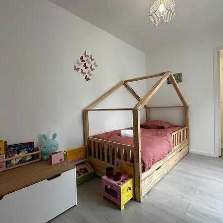 Hébergement de vacances Small House On 2 Levels Near The Heart Of Town And Its Interior Terraces *