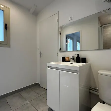 Small House On 2 Levels Near The Heart Of Town And Its Interior Terraces Hébergement de vacances *